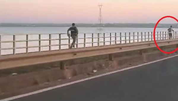 Argentino amenazó con tirarse del puente San Roque al no permitirle el paso