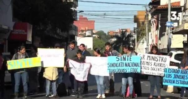La Nación / Docentes exigen al MEC reponer rubros
