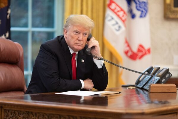 Trump dice que fue acusado por documentos clasificados
