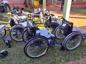 Sillas de ruedas de varios modelos entregadas a personas con discapacidad en Itapúa