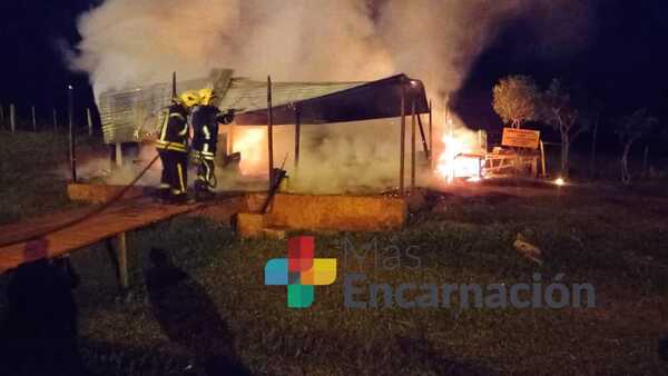 Habrían hurtado e incendiado un local de comidas rápidas en Trinidad