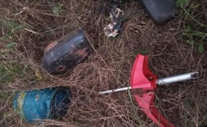 Hallan partes de una moto y una garrafa de gas, en un baldío