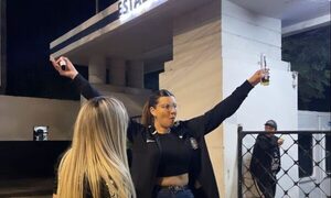 (VIDEO)Eufóricos festejos de las doñas de peloteros franjeados