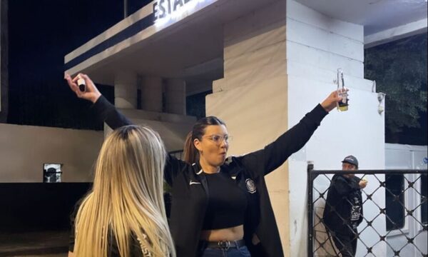 (VIDEO)Eufóricos festejos de las doñas de peloteros franjeados