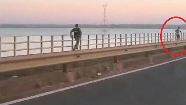 [VIDEO] Curepa hizo correr a poli al querer ingresar ka'ipe al país