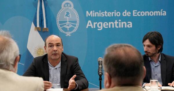La Nación / Argentina logra canje a pesos de deuda de USD 28,9 millones