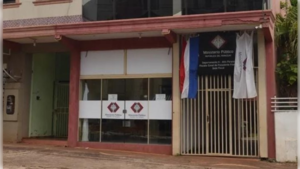 ¡Terrible! Acusan a dos mujeres de abandonar a una perra agusanada en una fosa