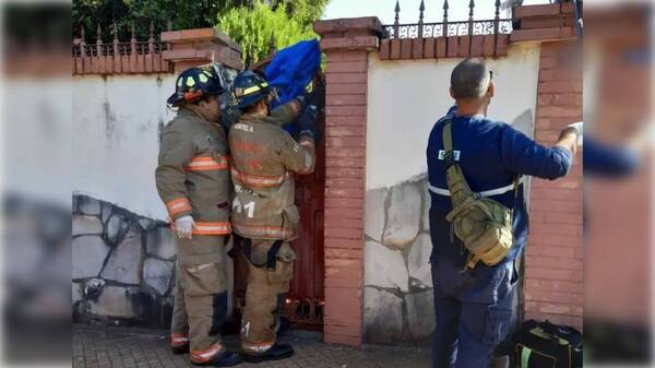 ¡Nde tavyonde! Lanza de un portón le atravesó la mano y quedó atrapado