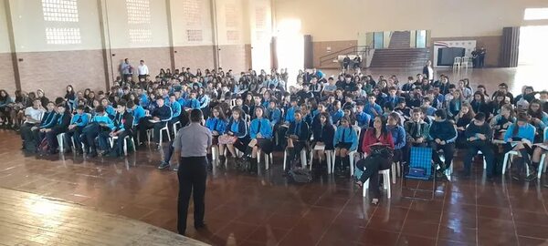 Caacupé: unos 200 jóvenes participan de las charlas de prevención del consumo de drogas - Nacionales - ABC Color