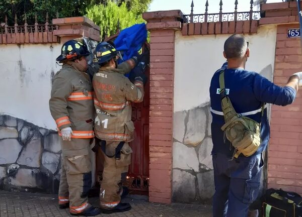 Video: hombre intentó ingresar a una casa y quedó con la mano incrustada en el portón - Policiales - ABC Color