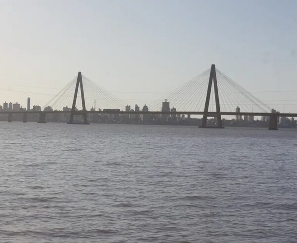 Video: argentino amenazó con tirarse del puente internacional porque no le dejaron cruzar a pie - Policiales - ABC Color