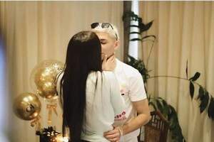 ¡Oita ídolo!¡El beso de Enciso con su novia y su declaración en tres idiomas!