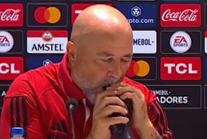 Sampaoli lucha contra una botella en plena conferencia - La Prensa Futbolera
