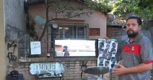 La Nación / Ladrones le vacían local a barbero y ahora ofrece servicio de peluquería en la calle