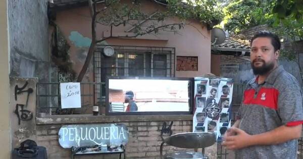 La Nación / Ladrones le vacían local a barbero y ahora ofrece servicio de peluquería en la calle