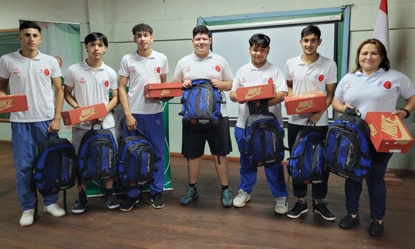 Entregan indumentaria a atletas que irán a Berlín para Olimpiadas Especiales