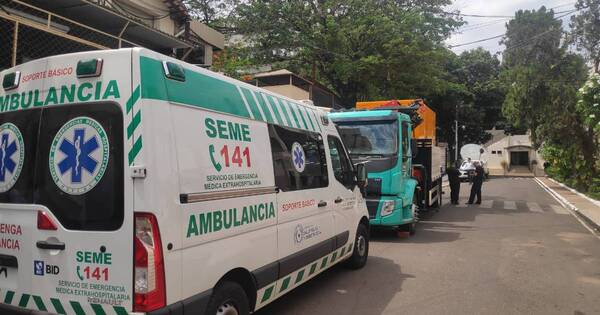 La Nación / Hombre trepó a la casa del amigo y su mano quedó atrapada en una punta de lanza