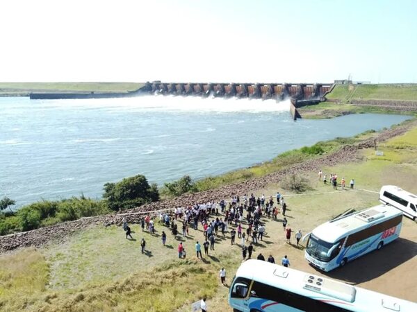 Más de 12 mil personas visitaron circuitos turísticos de Yacyretá este año - Economía - ABC Color