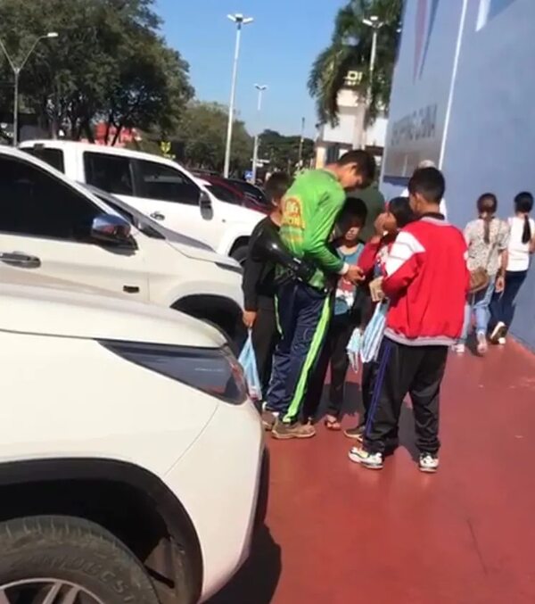 Comerciantes denuncian “mafia” de la ilegalidad en las calles de Saltos y piden fin de ambulantes - Economía - ABC Color