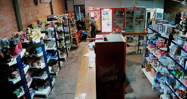 Violento asalto en un local comercial de Tte. Esteban Martínez
