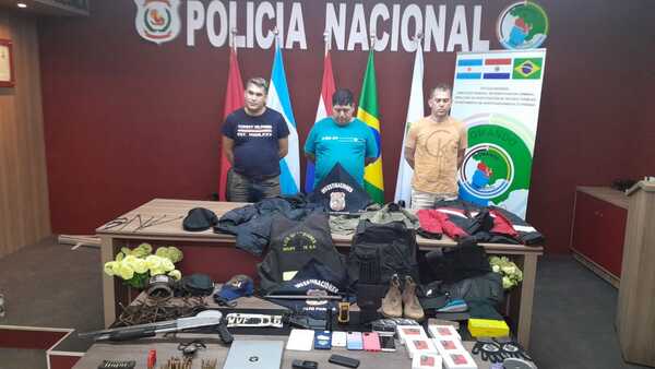 Caen tres asaltacajeros en allanamiento de una vivienda