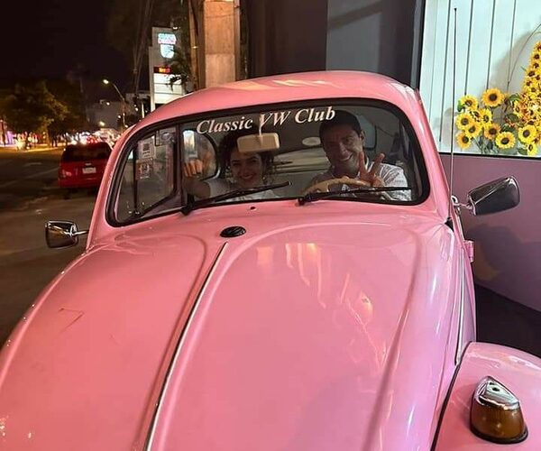 (GALERÍA)Fusca rosa fue llevado por grúa y causó furor: Dire de tránsito tuvo que devolverlo a su lugar