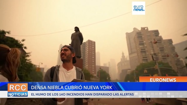 Nueva York cubierto por una densa niebla anaranjada