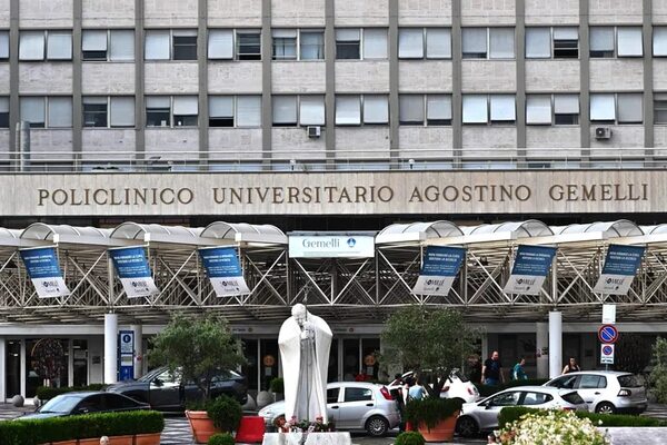 El papa mejora, pero se le ha desaconsejado celebrar públicamente el ángelus - Mundo - ABC Color