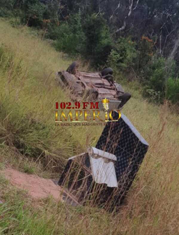 Vuelco de camioneta deja dos fallecidos sobre la ruta PY05 - Radio Imperio