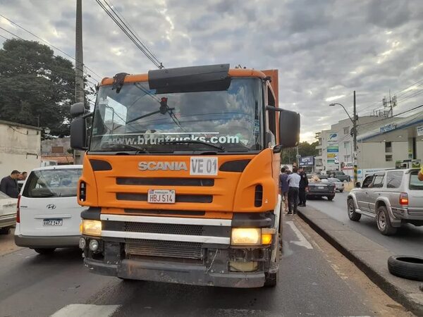 Choque entre un camión de basura y un automóvil deja un muerto en Asunción - Policiales - ABC Color