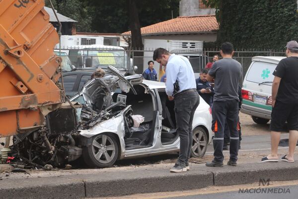 Diario HOY | Conductor muere al chocar contra un camión de basura