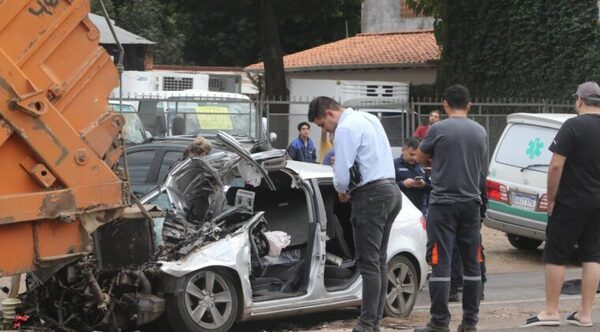 Conductor muere al chocar contra un camión de basura