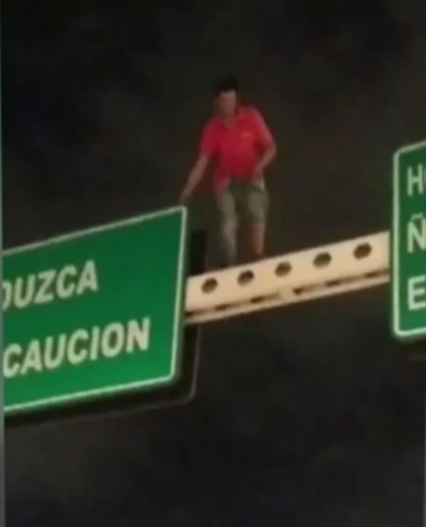 Subió a carteles de señalización para farrear y cayó