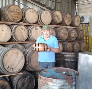 Arroyos y Esteros: pequeños productores realizan con éxito la primera venta conjunta de miel de caña de azúcar - Nacionales - ABC Color