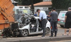 Hombre perdió el control de su vehículo e impactó contra camión de basura