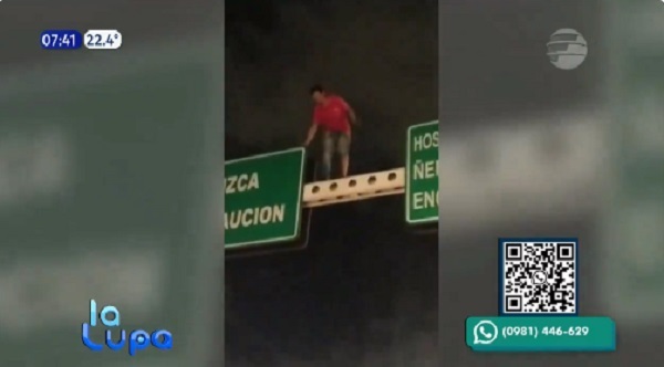 Hombre sube a “bailar” a una estructura de 12 metros de alto