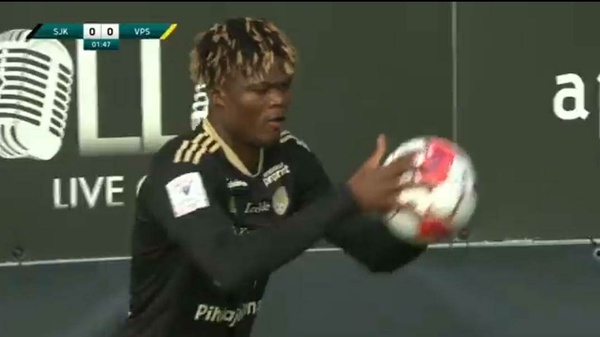 [VIDEO] En el fútbol griego se registró ¡el primer gol de lateral y con la mano!