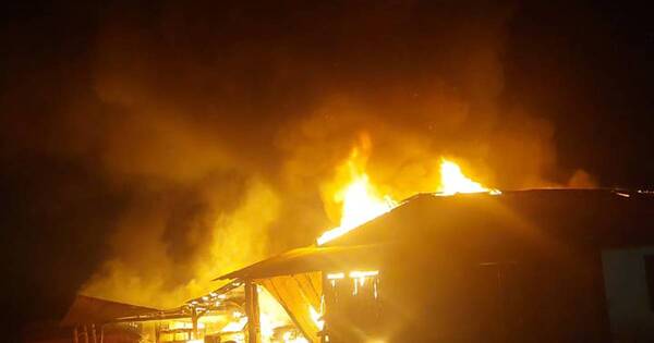La Nación / Hernandarias: incendio en finca del intendente consumió depósito y vehículos