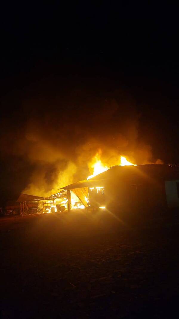 Incendio consume depósito y vehículos en Hernandarias