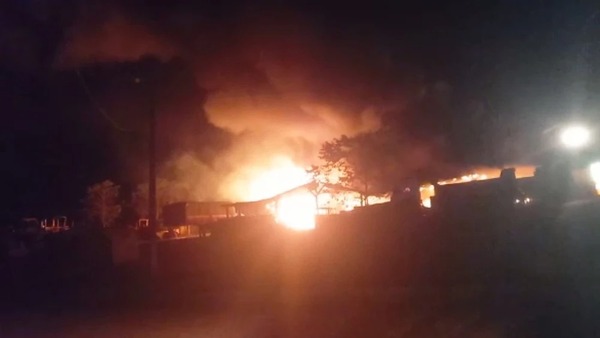 Incendio consume tinglado y autos del intendente de Hernandarias | 1000 Noticias