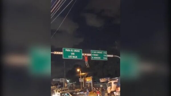 Video: hombre trepó y se colgó de un cartel en plena ruta - Nacionales - ABC Color