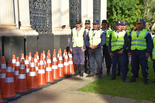 Entregan conos y chalecos reflectivos a la Policía Municipal de Transito