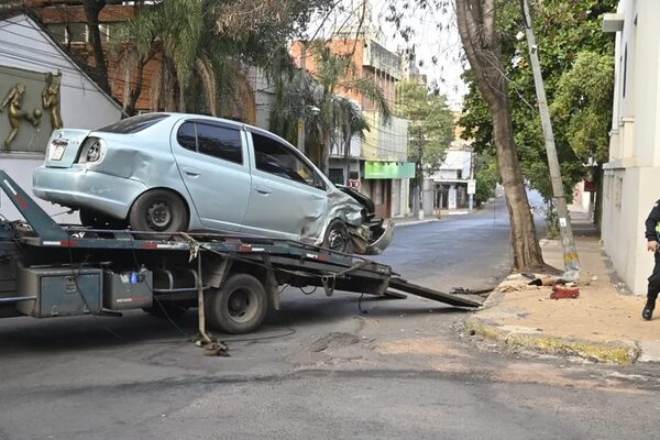 Fuerte accidente en Asunción: constante imprudencia al cruzar cartel de pare - Policiales - ABC Color