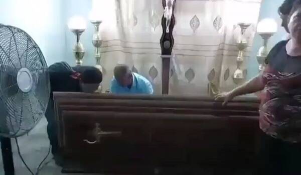 [VIDEO] La dieron por muerta pero comenzó a moverse dentro del cajón