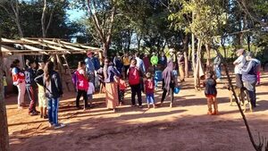 Nativos de dos comunidades indígenas recibieron asistencia de estudiantes extranjeros - Nacionales - ABC Color