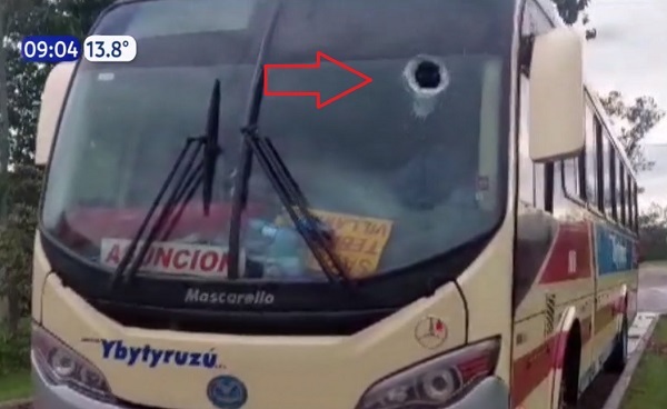 Piedra suelta impacta contra bus y deja una fallecida