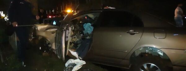 Joven muere al chocar su vehículo por una columna de cemento - La Clave