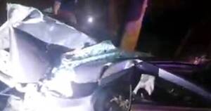 La Nación / Se salvó de milagro tras aparatoso accidente que lo dejó en medio de dos árboles