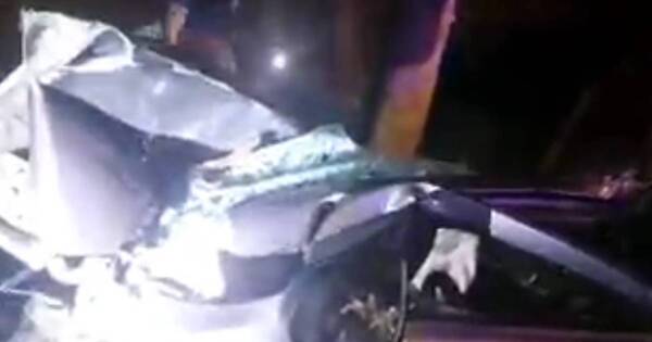 La Nación / Se salvó de milagro tras aparatoso accidente que lo dejó en medio de dos árboles