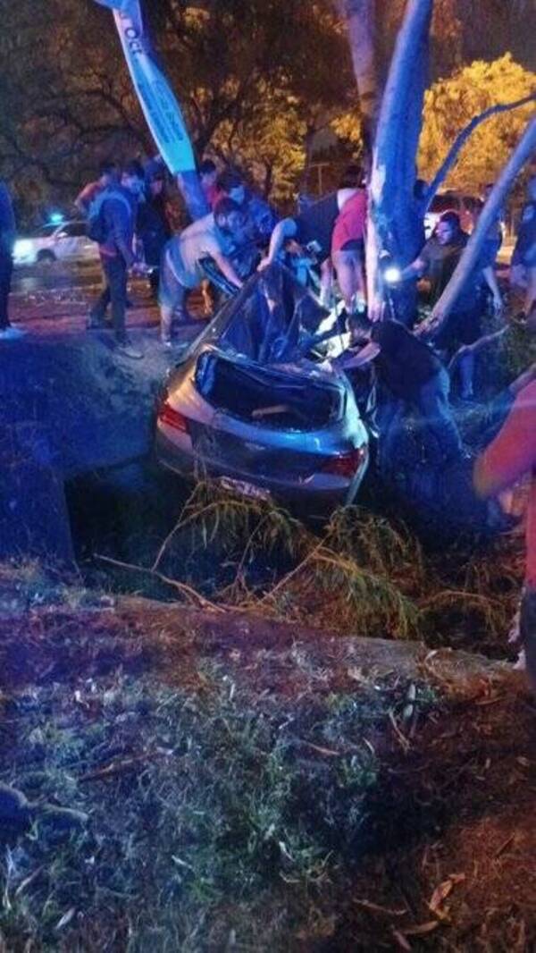 [VIDEO) ¡Milagro! Salió ileso de entre los hierros retorcidos de su auto tras accidente